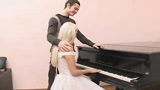 Fucking the bride that sits at the piano