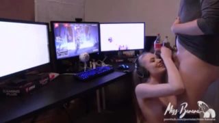 Gamer girl got fucked while she play