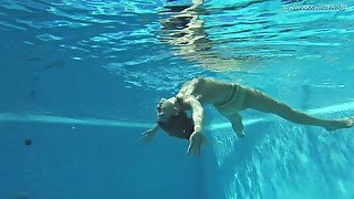 Gorgeous Russian chick shows striptease under the water