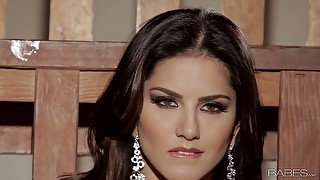 Sexploitress Sunny Leone performs her gorgeous curves