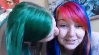 webcam lesbian kiss me