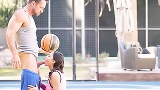Hottie goes one-on-one on the basketball court