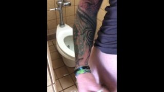 real Hombre maduro CRUISING SLUT cojiendo en baño público