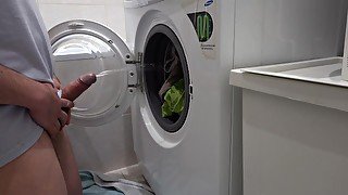Peeing in the washing machine before to wash clothes