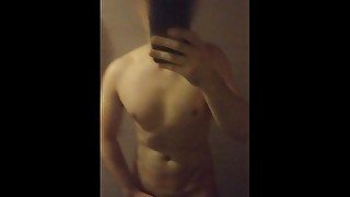 Un joven y musculado hombre te invita a masturbarte. Toca su cuerpo con charla caliente - ASMR