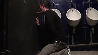 jeune gay suce un hetero dans des glory holes dans des toilettes