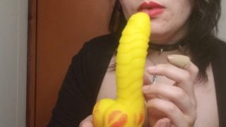 Goth does lipstick play with a dragon dildo