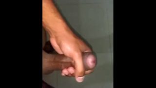 Masturbándome viendo porno, buena corrida al final.