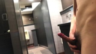 トイレで露出 Cumshot in public