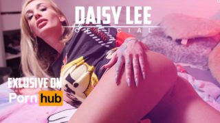 Daisy Lee starts a crazy pussy masturbation, yes!