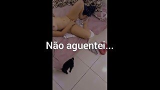 Cheguei em casa e peguei a esposa se masturbando e não resisti. Olha o que ela ganhou