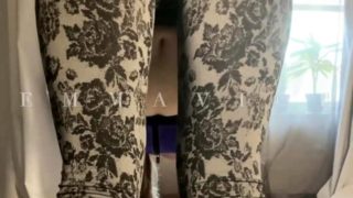 Masked webcam milf in yoga pants flaunts her fabulous ass