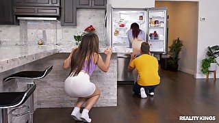 Kitchen seduction for further bedroom threesome hardcore