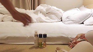 Swag女主播嫚嫚daisybaby和按摩師傅在店裡直接狂操騷穴Taiwanese girls push oil massage and fuck with the masseur