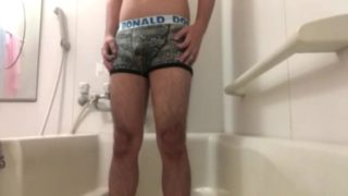 ボクサーパンツで大量お漏らし Pee in boxer shorts