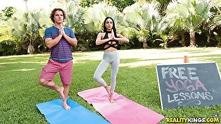 Juicy hottie gets asshole fucked through yoga pants