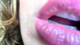Fascinating amateur teen puts her luscious lips on display