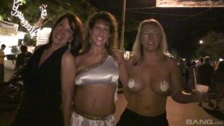 Delightful dusky mature lady having an amateur fun times in outdoor