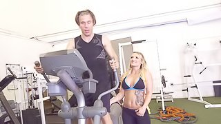 Well-known blonde beauty enjoys the pussy workout in the gym