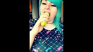 BBW thicc pawg eats a cucumber :P