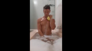 This Aussie hunk plays with himself in the bath