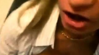 Geile blonde MILF hat Sex im Zug