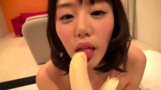 Stacked Oriental teen works her luscious lips on a banana