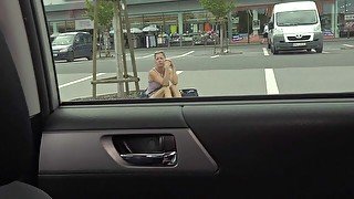 Sexy whore fucks stranger for lift