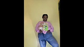 Ebony goddess wets jeans